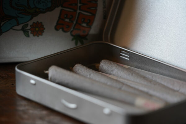 Mise en scène de l'intérieur d'une boite de 10 pre-rolls Flower Power