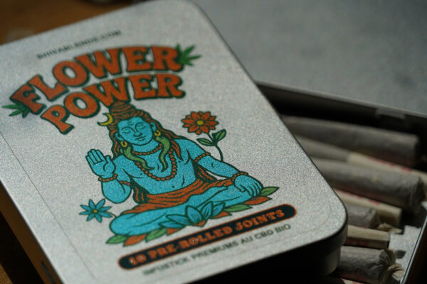 Mise en scène d'une boite de 10 pre-rolls Flower Power